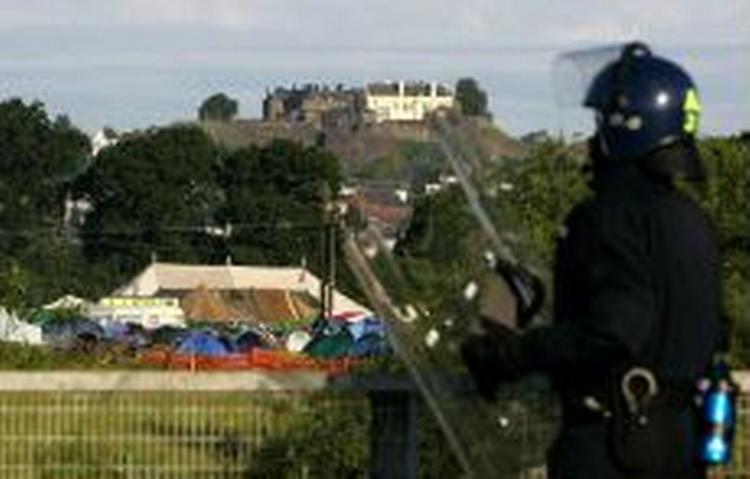 Så snart aktivister bevæger sig i nærheden af statslederne samlet i Gleneagles, reagerer politiet. - Foto: AP 
