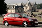 Kia Rio har altid fem døre. Den måler 3,99 meter og er dermed 30 centimeter længere end en Suzuki Swift. Foto: Kia 