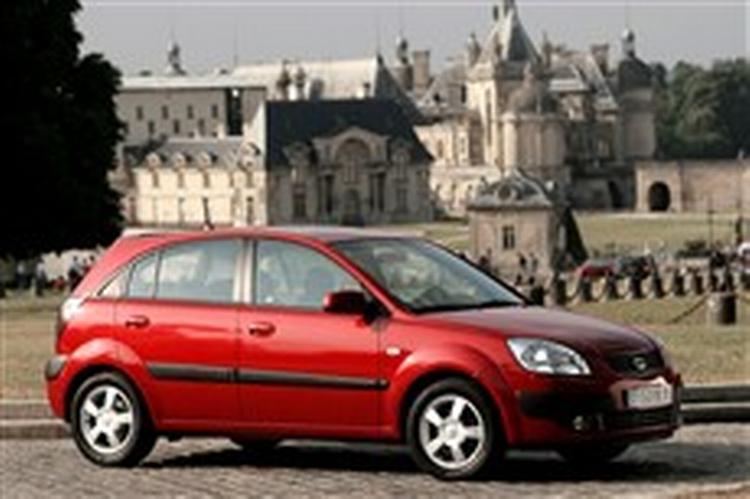 Kia Rio har altid fem døre. Den måler 3,99 meter og er dermed 30 centimeter længere end en Suzuki Swift. Foto: Kia 