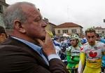 Dagens etape indledes med et minuts stilhed til ære for ofrene for terroren i London. I forgrunden ses Tour de France-chefen Jean-Marie Leblanc. - Foto: AP 
