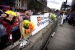 Mindebuketter dukkede fredag op, blandt andet ved stationen King s Cross.   Foto: Jens Dresling 