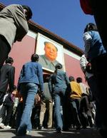 Mao opfattes stadig som en kultfigur. Billedet er fra 1. oktober 2004, hvor folket stadig valfartede til Mao-portrættet på Tiananmen-pladsen for at fejre 55-året for Maos magtovertagelse.   Foto: AP/Greg Baker 