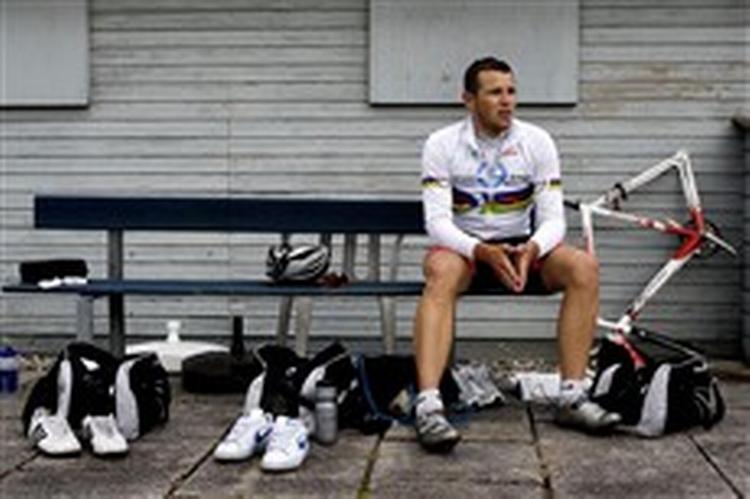 Alex Rasmussen iført regnbuetrikoten, som er tegnet på hans status som verdensmester. Den unge rytter kan om tre år måske skifte VM-metal ud med OL- guld.   Foto: Rasmus Baaner 