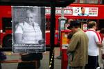 'Karolina er stadig forsvundet', står der på plakaten. - Foto: AP 