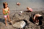 Embedslægerne frygtede kræftfremkaldende stoffer i vandet. Men kommunens nyeste prøver fra Kastrup Strandpark viser, at der er ingen fare for hverken Kristina, Sandra, Silja eller Sigurd, som trygt kan nyde sommervandet.   Foto: Mads Ni 