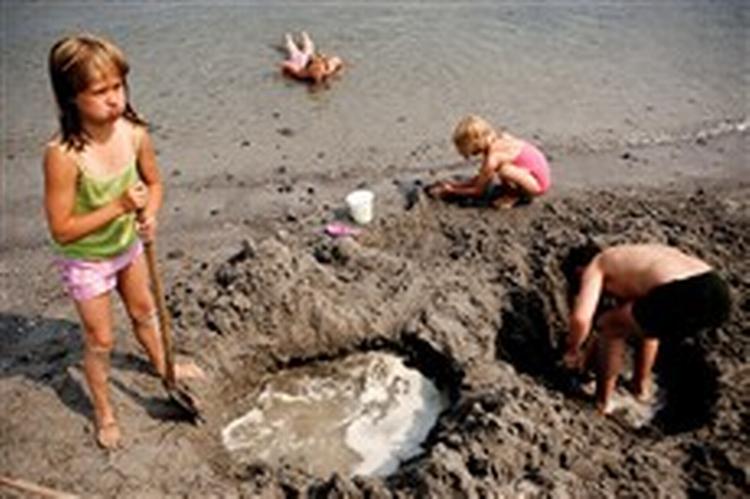 Embedslægerne frygtede kræftfremkaldende stoffer i vandet. Men kommunens nyeste prøver fra Kastrup Strandpark viser, at der er ingen fare for hverken Kristina, Sandra, Silja eller Sigurd, som trygt kan nyde sommervandet.   Foto: Mads Ni 