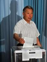 Fungerende præsident, Kurmanbek Bakijev, stemmer. Ni ud af ti stemmer gik til Bakijev. - Foto: AP 