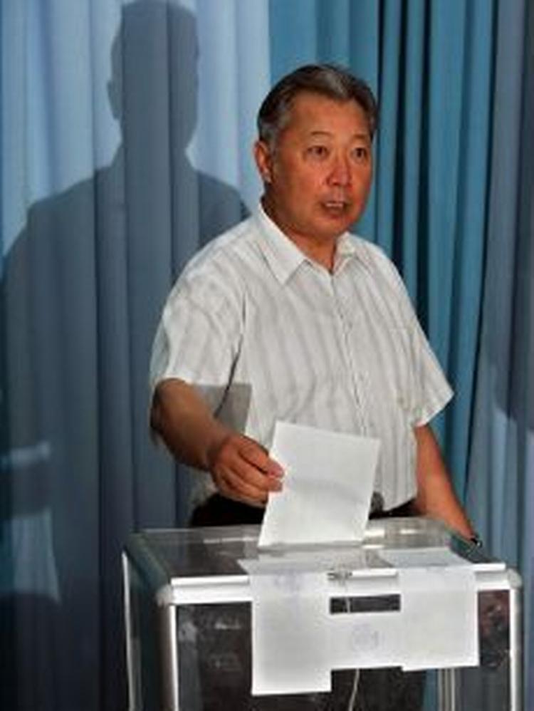 Fungerende præsident, Kurmanbek Bakijev, stemmer. Ni ud af ti stemmer gik til Bakijev. - Foto: AP 