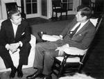 Udenrigsminister Per Hækkerup på besøg i Washington i november 1962 hos præsident John F. Kennedy i den berømte gyngestol.   Foto fra bogen 