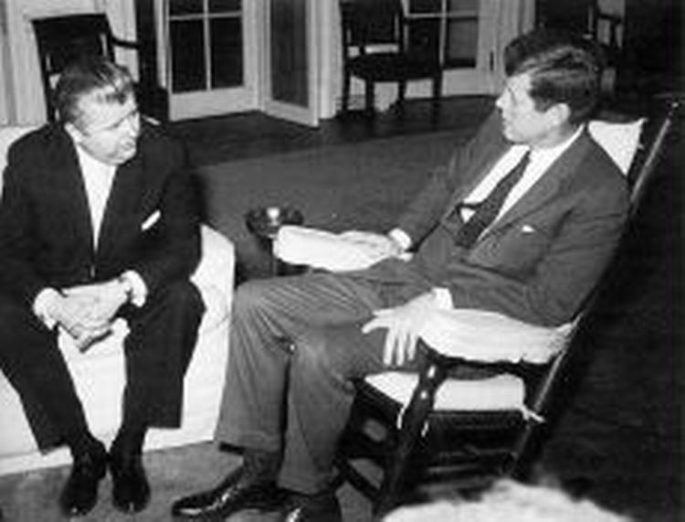 Udenrigsminister Per Hækkerup på besøg i Washington i november 1962 hos præsident John F. Kennedy i den berømte gyngestol.   Foto fra bogen 