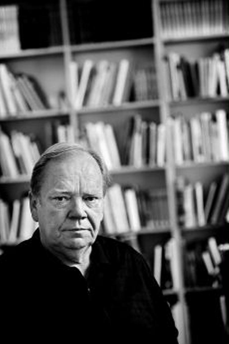 Talent. »Man skal kunne nogle få dansetrin, spille lidt på harpe og så i øvrigt kunne drikke lidt«, siger Jes Jessen om at være en god antikvarboghandler.   Foto: Thomas Borberg 
