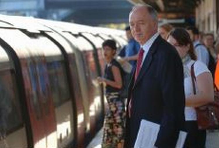 Londons borgmester Ken Livingstone på vej på arbejde i morges. - Foto: AP 
