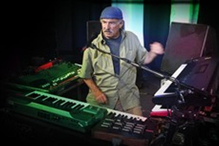 Joe Zawinul omgiver sig med keyboards og pedaler, og da han lørdag aften var klar til lydprøve på Copenhagen Jazzhouse, var alle husets ledninger og stik taget i brug. - Foto: Morten Langkilde 