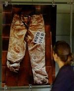 Et billede af et par bukser fra en af Srebrenica-massakrens ofre udstillet på en jernbanestation i Warszawa, Polen. - Foto: AP 