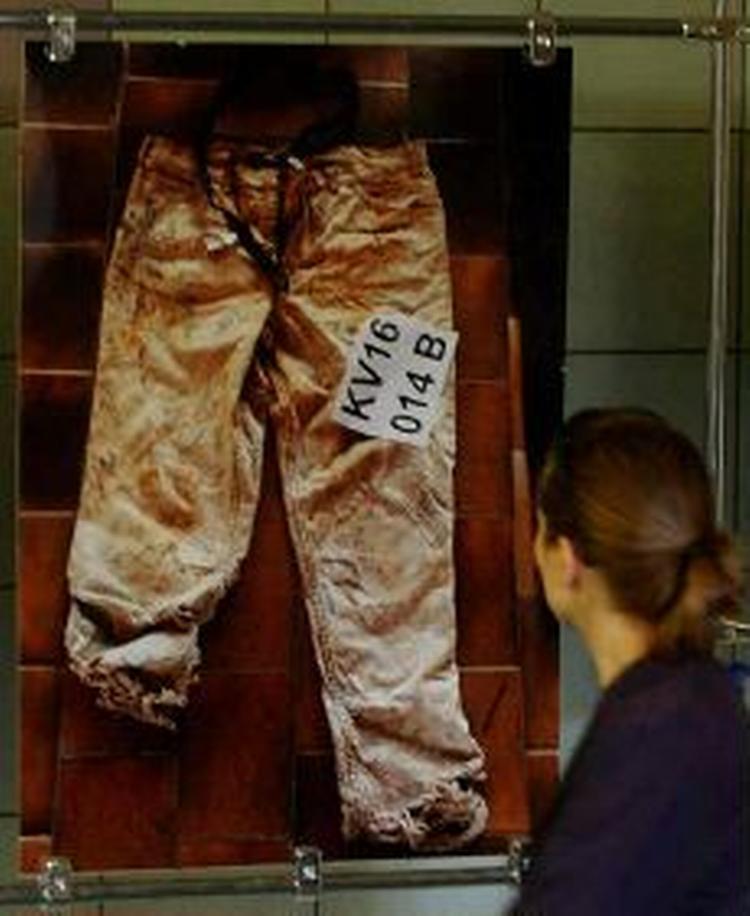 Et billede af et par bukser fra en af Srebrenica-massakrens ofre udstillet på en jernbanestation i Warszawa, Polen. - Foto: AP 