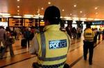 Politiet patruljerer på King's Cross undergrundsstationen, som sidste torsdag blev ramt af en terrorbombe. - Foto: AP 