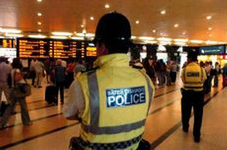 Politiet patruljerer på King's Cross undergrundsstationen, som sidste torsdag blev ramt af en terrorbombe. - Foto: AP 