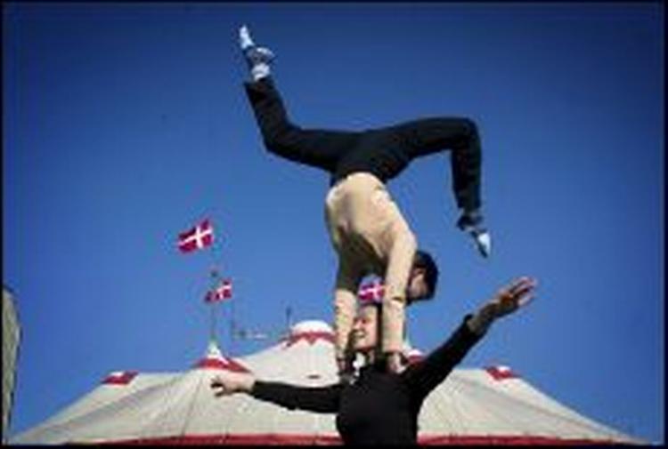 Sig du er fra Udlændingestyrelsen og så er der gratis adgang i Cirkus Dannebrog. - Foto: Lars Skaaning 