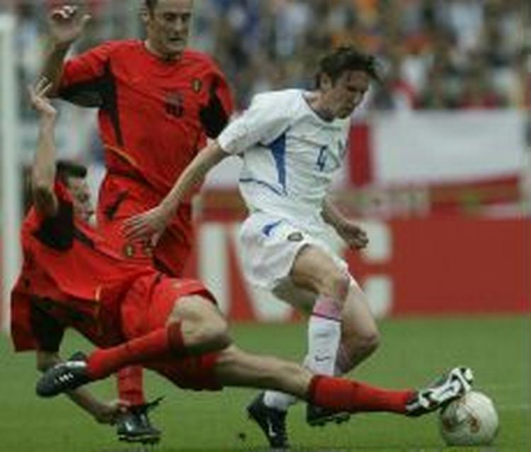 Smertin mod to belgiere under EM 2004. - Arkivfoto: AP. 