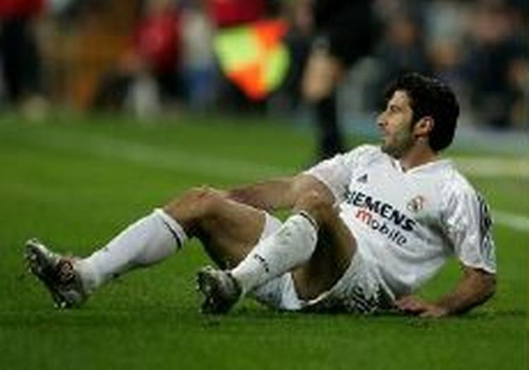 Luis Figo må indtil videre blive 'liggende' i Madrid. - Arkivfoto: AP. 