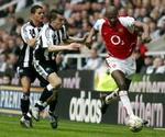 Viera på vej væk fra to Newcastle-spillere. Og måske på vej væk fra Arsenal. - Arkivfoto: AP. 