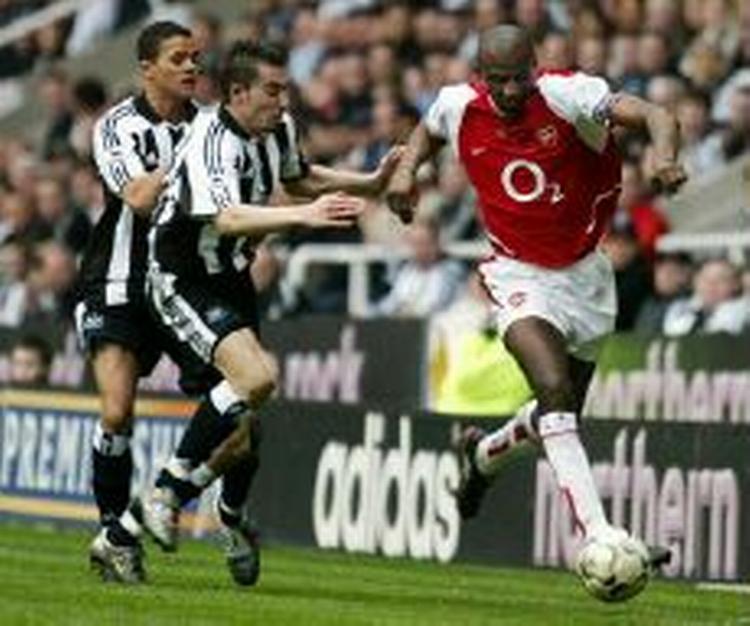 Viera på vej væk fra to Newcastle-spillere. Og måske på vej væk fra Arsenal. - Arkivfoto: AP. 