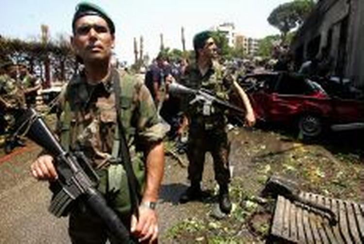 Libanesiske soldater ved stedet hvor bilbomben sprang. - Foto: AP 