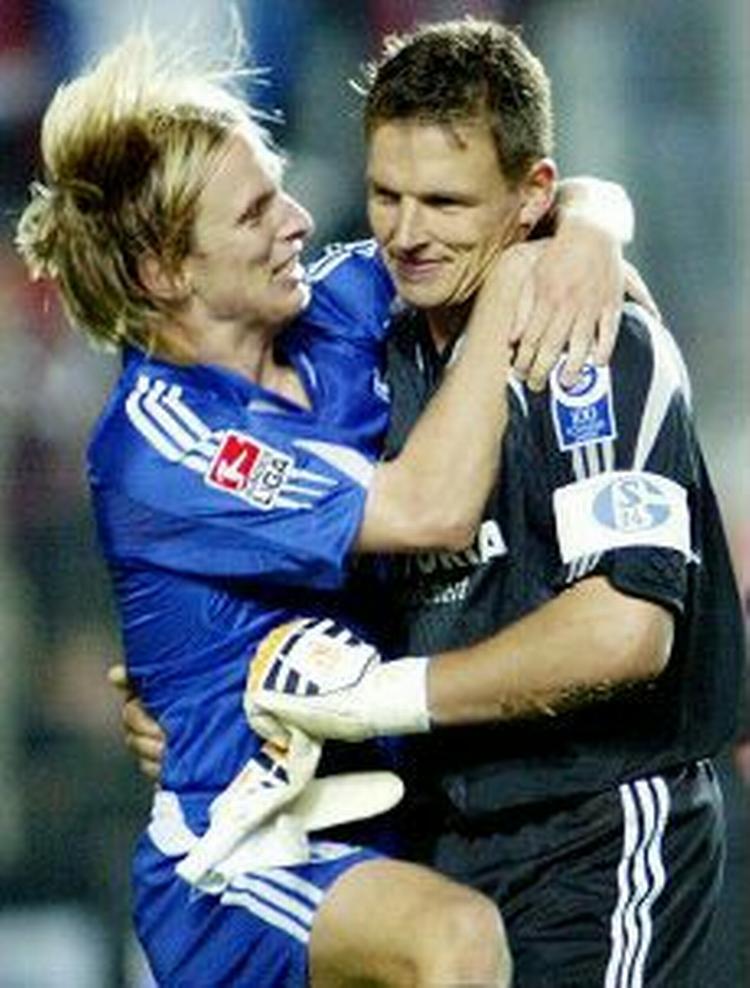 Poulsen i armene på målmand Frank Rost. - Arkivfoto: AP. 