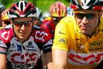 Jens Voigt kunne ikke følge med op ad bjergene og må aflevere den gule trøje. Holdkammeraten Ivan Basso (tv) klarede sig bedre. - Foto: AP 