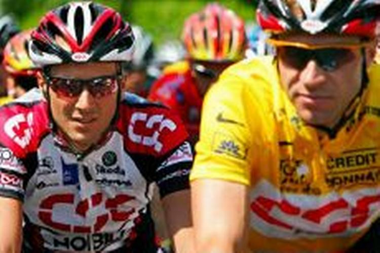 Jens Voigt kunne ikke følge med op ad bjergene og må aflevere den gule trøje. Holdkammeraten Ivan Basso (tv) klarede sig bedre. - Foto: AP 