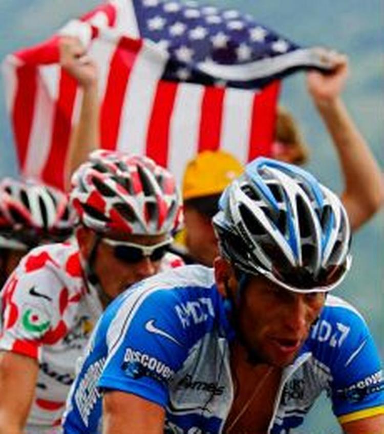 Lance Armstrong og Michael Rasmussen i hård duel på dagens etape. - Foto: AP 