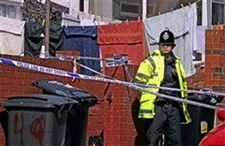 Britiske politi under gårsdagens ransagninger. - Foto: AP 