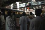 På stationen i Lahore følges der med i nyhederne om ulykken. - Foto: AP 