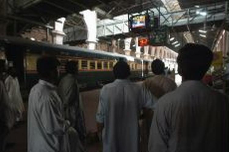 På stationen i Lahore følges der med i nyhederne om ulykken. - Foto: AP 
