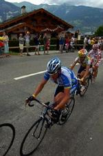 Lance Armstrong er sur over at Bjarne Riis har kaldt ham heldig. Armstrong svarede i går både med cyklen og munden. - Foto: AP 