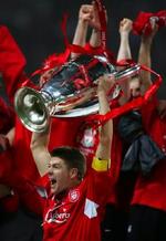 Steven Gerrad med det trofæ Liverpool begynder at forsvare i aften. - Arkivfoto: AP. 