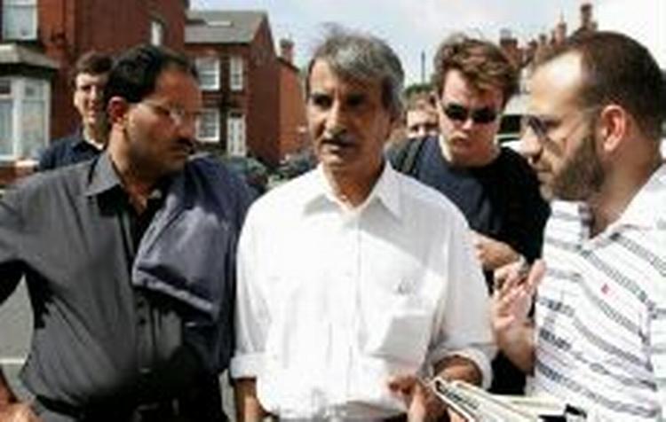 »Der må have været andre kræfter bag«, siger onklen til Shehzad Tanweer, den 65-årige Bashir Ahmed (i midten). - Foto: AP 