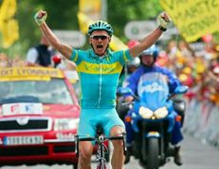Vinokourov triller over målstregen i suveræn stil. - Foto: AP 
