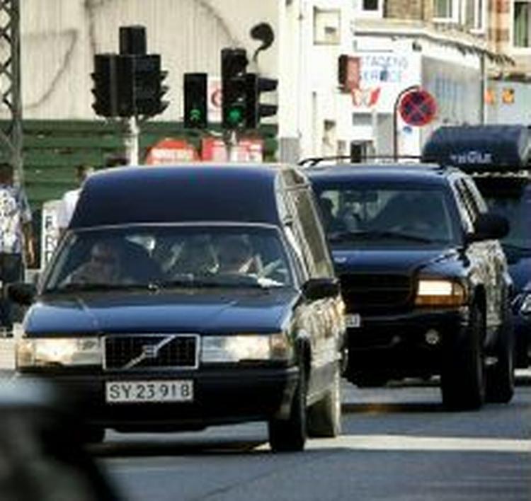 Alex Brask Thomsens rustvogn med følge på vej ned ad Nørrebrogade. - Foto: Martin Lehmann 