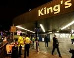 Britiske betjente står vagt ved nedgangen til stationen King's Cross, der var et af terrormålene i London. - Foto: AP 