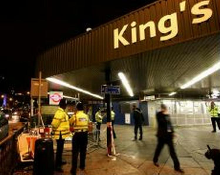 Britiske betjente står vagt ved nedgangen til stationen King's Cross, der var et af terrormålene i London. - Foto: AP 