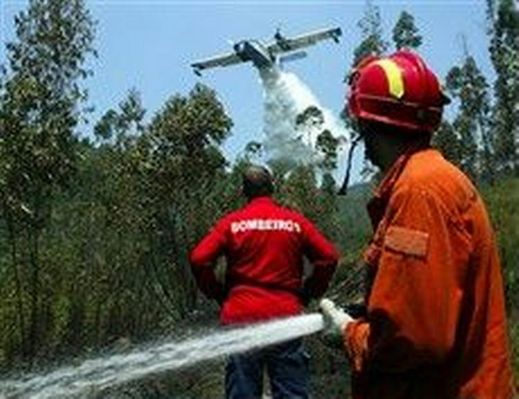 Portugisiske brandmænd kæmper mod flammerne i det nordlige Portugal. - Foto: AP 
