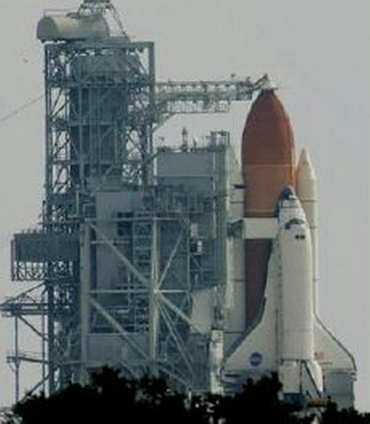 Discovery står - stik imod planen - fortsat på landjorden i Florida. - Foto: AP 