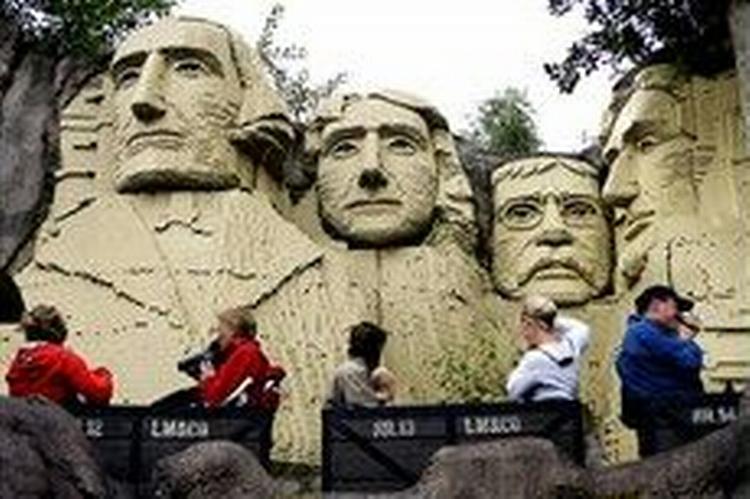USA's præsidenter udformet i legoklodser i Legoland i Billund. - Foto: Rasmus Baaner 