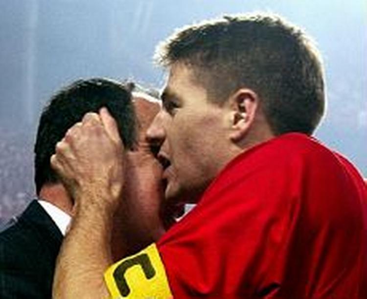 Gerrard og Benitez. - Foto: AP 