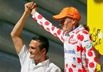 Den tidligere franske bjergkonge Richard Virenque hyldede Michael Rasmussen efter dagens etape. - Foto: AP 