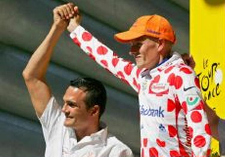 Den tidligere franske bjergkonge Richard Virenque hyldede Michael Rasmussen efter dagens etape. - Foto: AP 