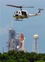 En NASA-helikopter fløj astronauterne tilbage fra Discovery-rumfærgen, da afgangen blev udsat på grund af problemer med en måler i en brændstoftank.   Foto: AP 