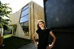 Mikala Samsøe står sammen med tre kolleger bag projektet Boase. Huse, der skal bygges på giftgrunde, tre meter over jorden. Herover ses den model, der snart bliver realiseret på Nørrebro. - Foto: Jacob Ehrbahn 