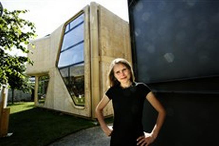 Mikala Samsøe står sammen med tre kolleger bag projektet Boase. Huse, der skal bygges på giftgrunde, tre meter over jorden. Herover ses den model, der snart bliver realiseret på Nørrebro. - Foto: Jacob Ehrbahn 